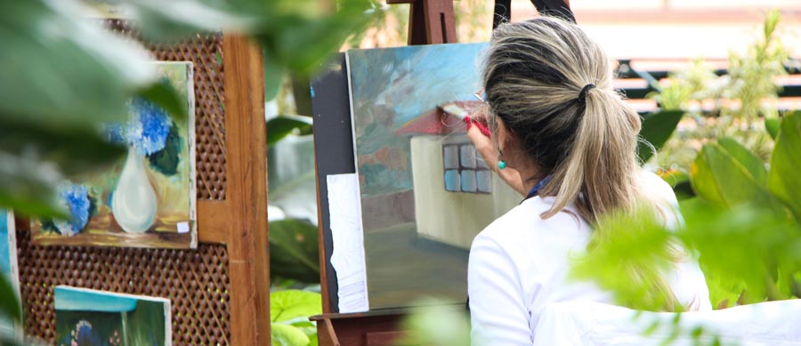 woman paints to reduce her anxiety