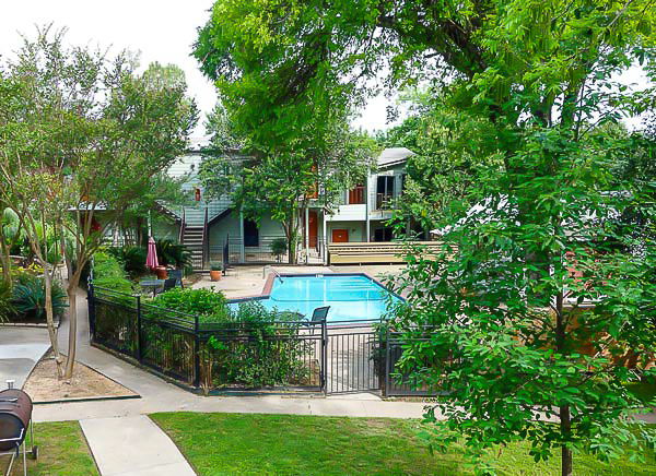 Outdoor pool and courtyard area at men’s sober living apartments in Austin, TX at Eudaimonia Recovery Homes.