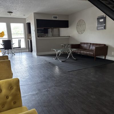 Affordable bunk sober living for men in Austin with shared common area and seating