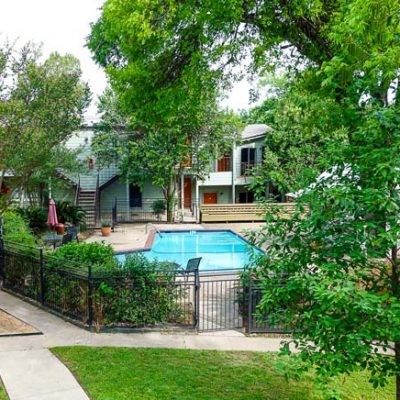 Outdoor pool and courtyard at sober living apartments in Austin, TX